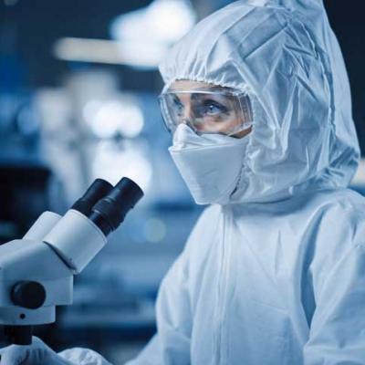 Qualitätskontrolle im Reinraum